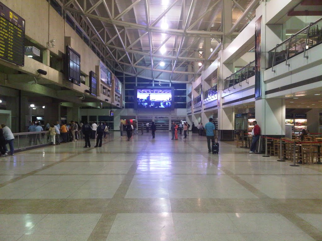 Instalaciones-de-Aeropuerto-de-Maiquetia (1) Conseturismo exhorta a las autoridades a permitir los vuelos que faciliten a los connacionales el retorno al país